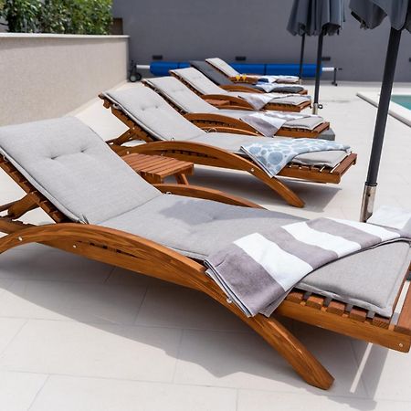 Luxury Apartment Lorena - Private Heated Pool - 예세니체 외부 사진