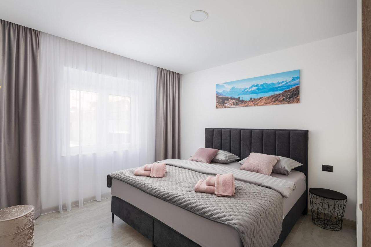Luxury Apartment Lorena - Private Heated Pool - 예세니체 외부 사진