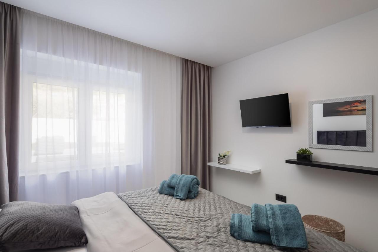 Luxury Apartment Lorena - Private Heated Pool - 예세니체 외부 사진