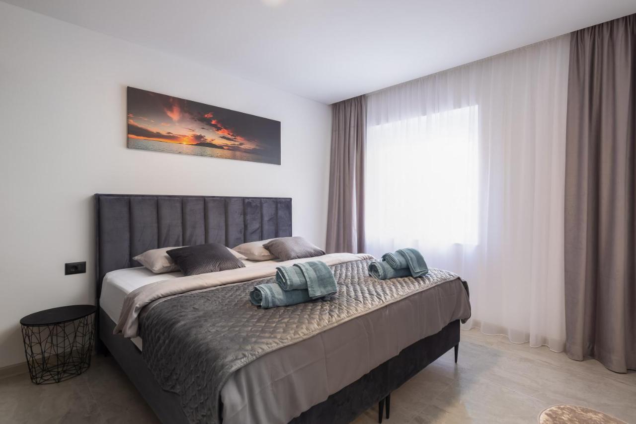 Luxury Apartment Lorena - Private Heated Pool - 예세니체 외부 사진