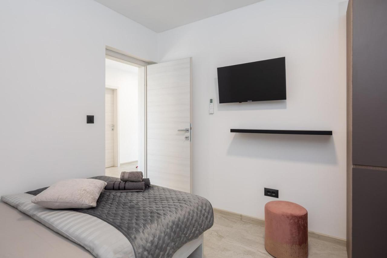 Luxury Apartment Lorena - Private Heated Pool - 예세니체 외부 사진