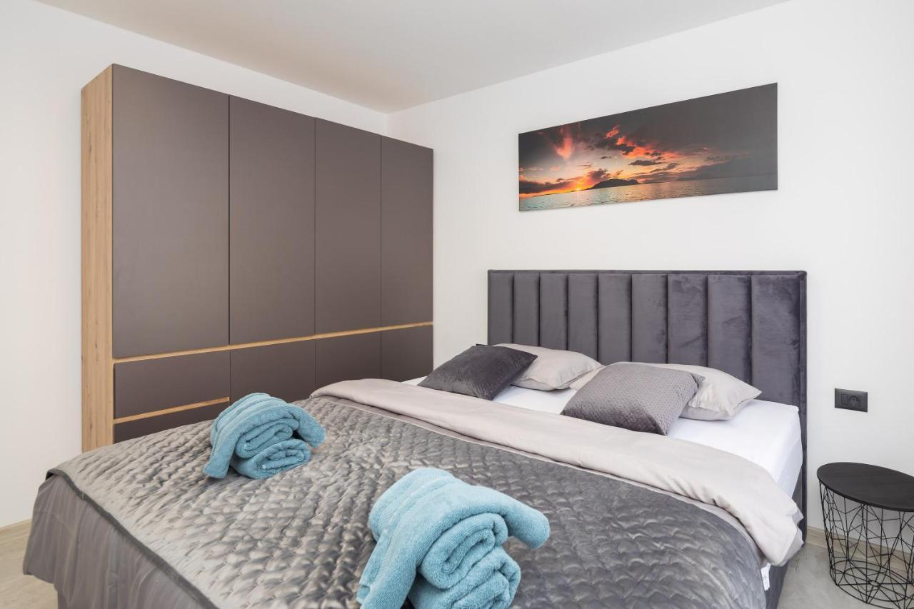 Luxury Apartment Lorena - Private Heated Pool - 예세니체 외부 사진