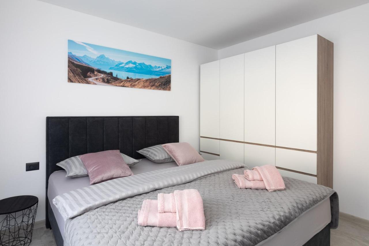 Luxury Apartment Lorena - Private Heated Pool - 예세니체 외부 사진