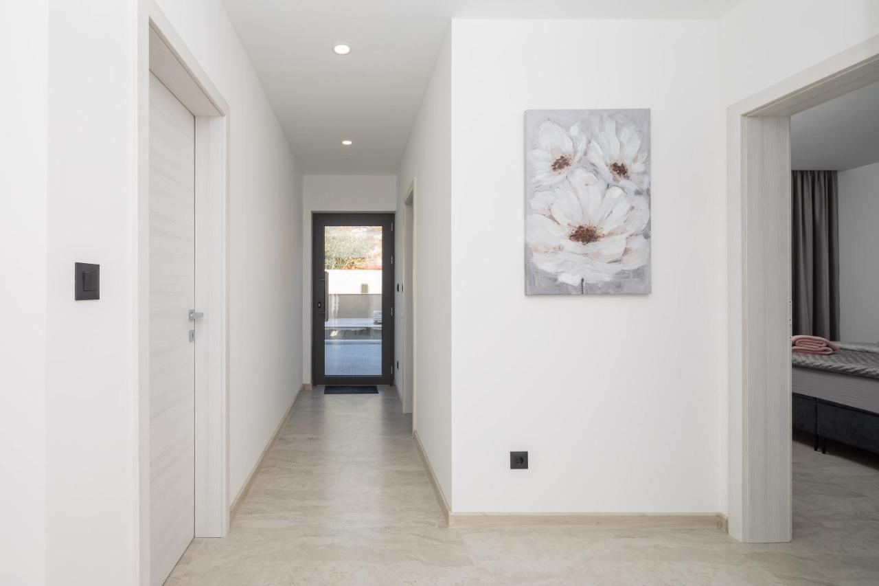 Luxury Apartment Lorena - Private Heated Pool - 예세니체 외부 사진