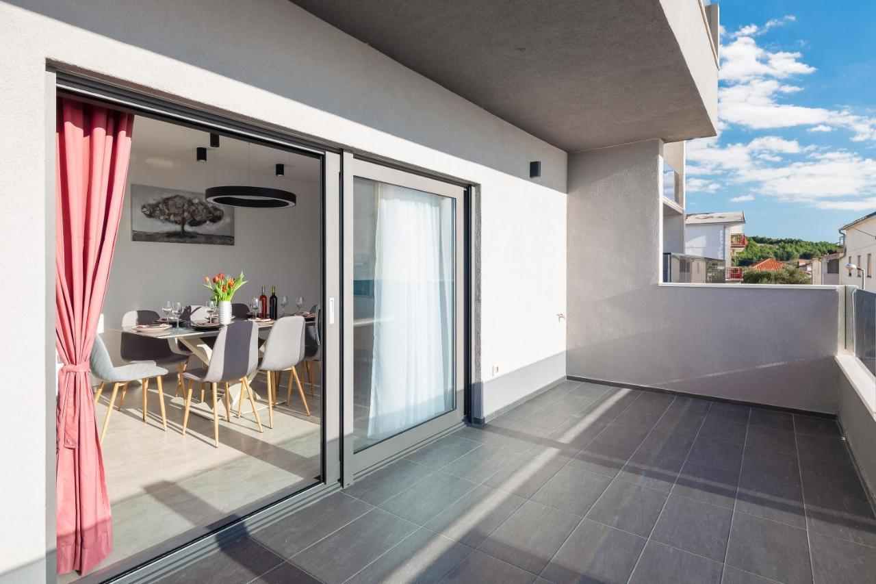 Luxury Apartment Lorena - Private Heated Pool - 예세니체 외부 사진