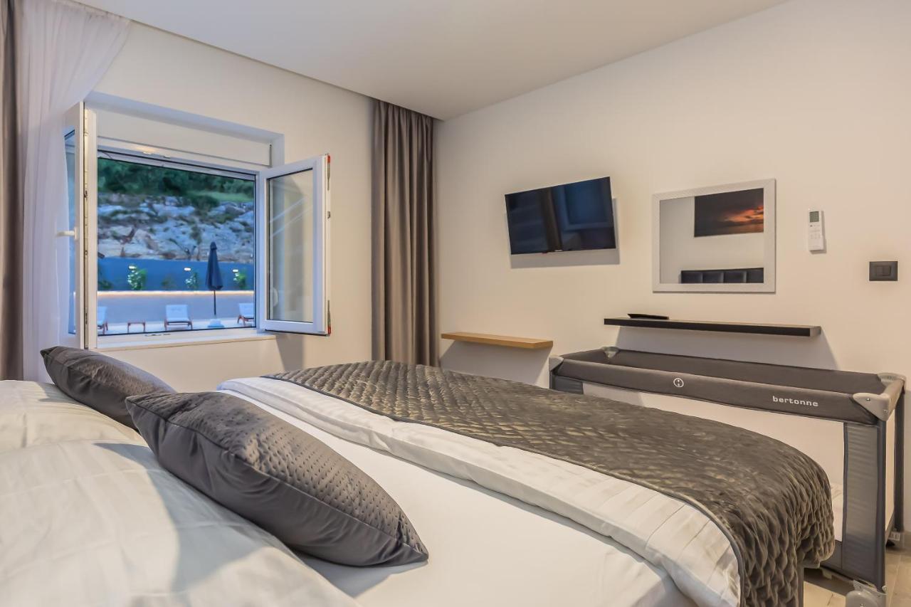 Luxury Apartment Lorena - Private Heated Pool - 예세니체 외부 사진