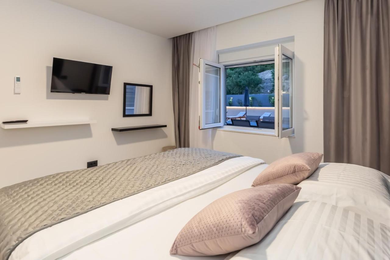 Luxury Apartment Lorena - Private Heated Pool - 예세니체 외부 사진