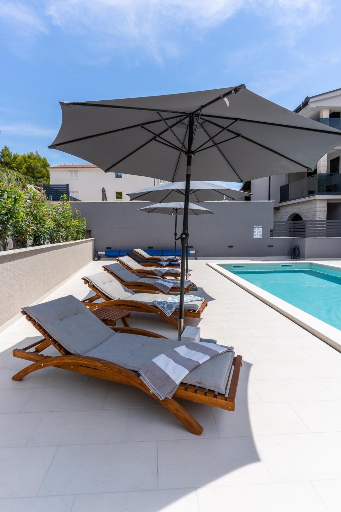 Luxury Apartment Lorena - Private Heated Pool - 예세니체 외부 사진