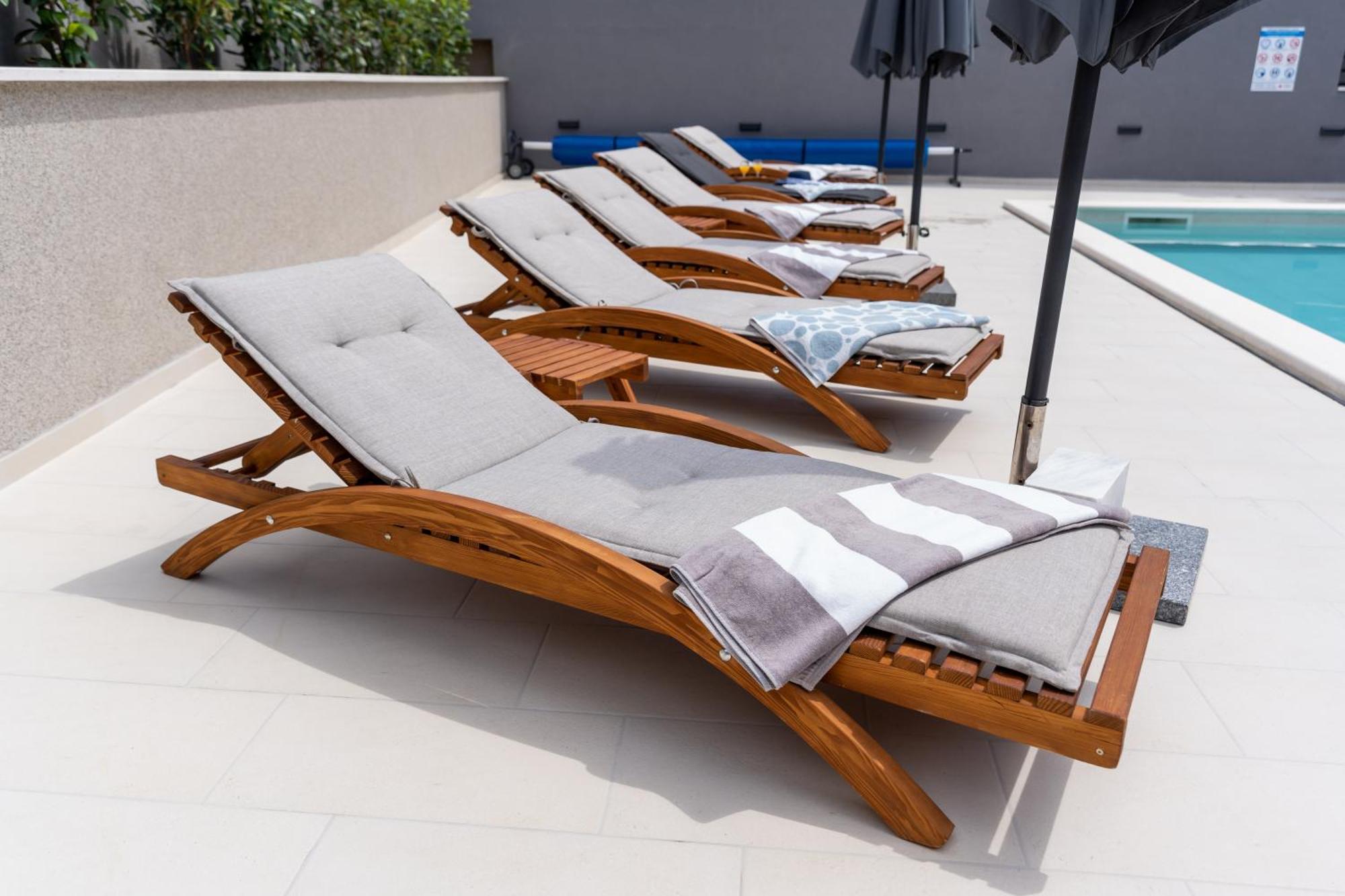 Luxury Apartment Lorena - Private Heated Pool - 예세니체 외부 사진