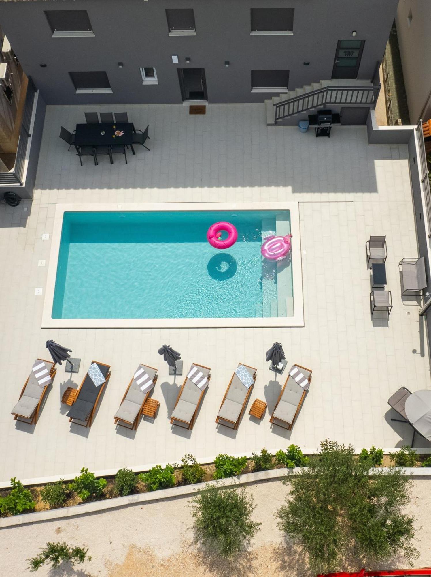 Luxury Apartment Lorena - Private Heated Pool - 예세니체 외부 사진