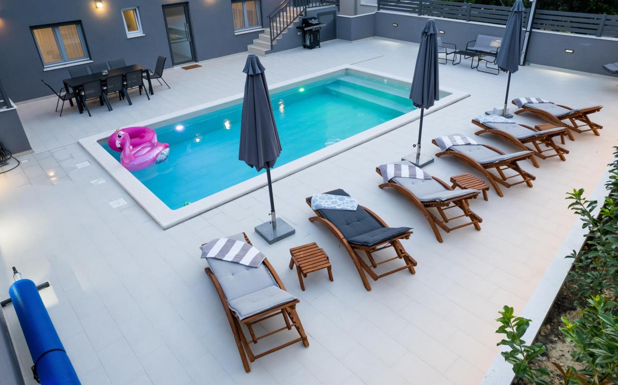 Luxury Apartment Lorena - Private Heated Pool - 예세니체 외부 사진